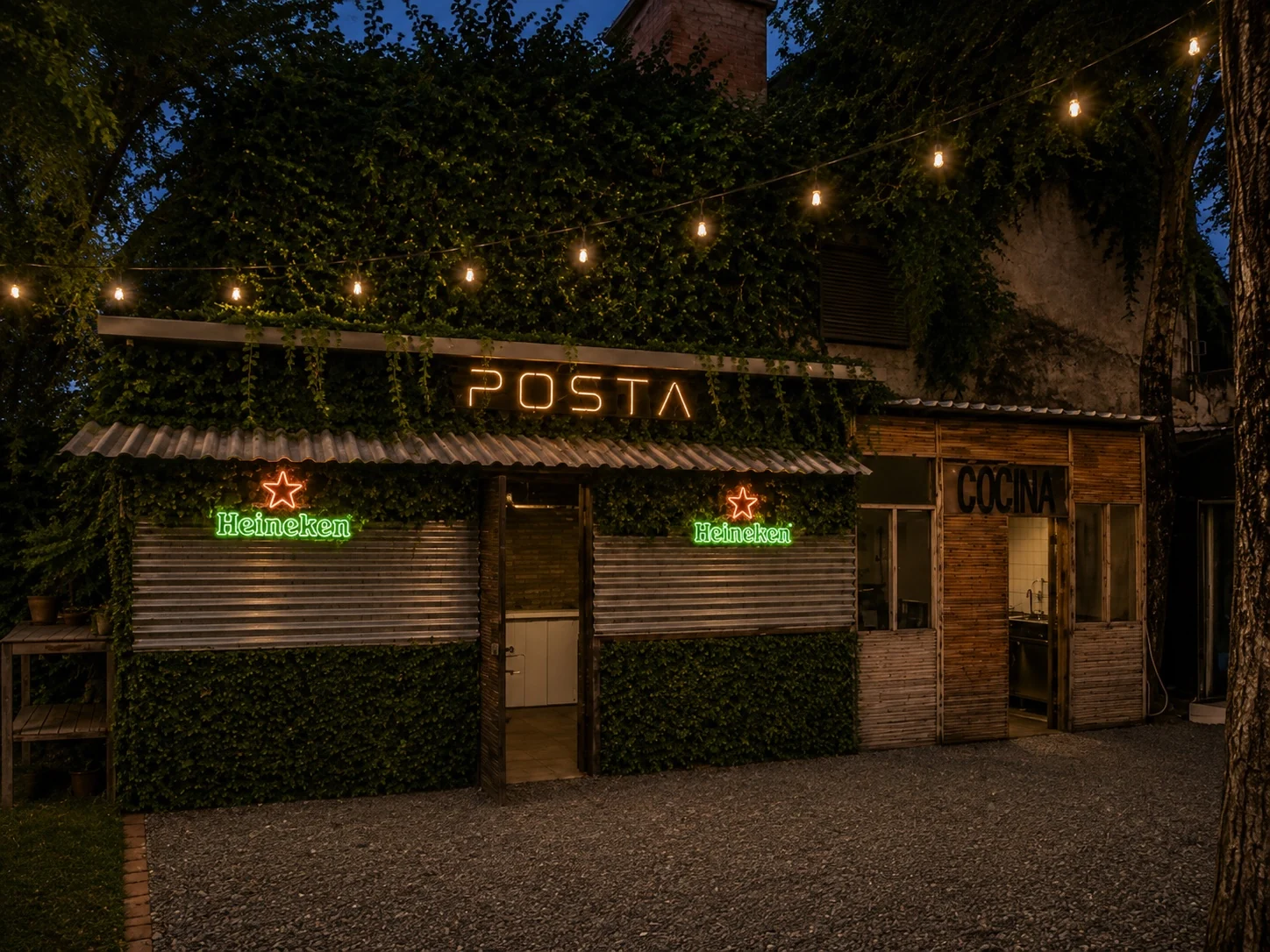 Fachada interior de POSTA cubierta de hiedra con luces cálidas